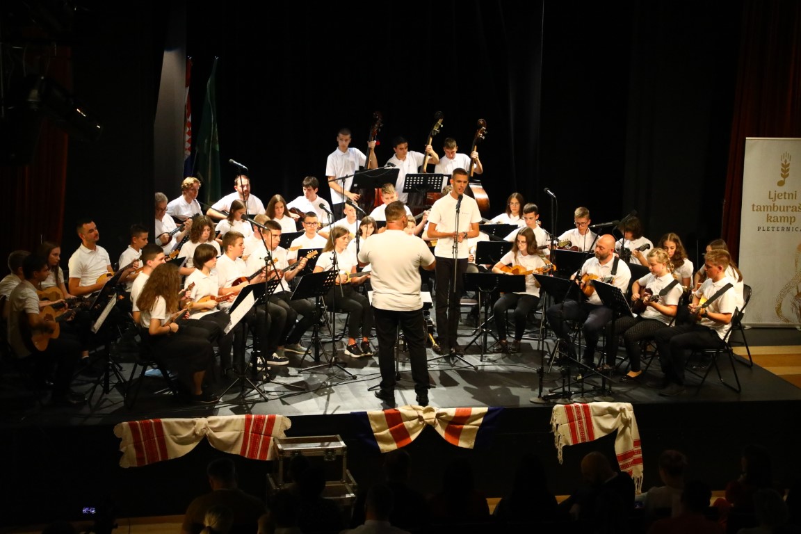 Požega.eu | Čudesnim koncertom završen Tamburaški ljetni kamp: “Pleternica postaje Grad bećarca”