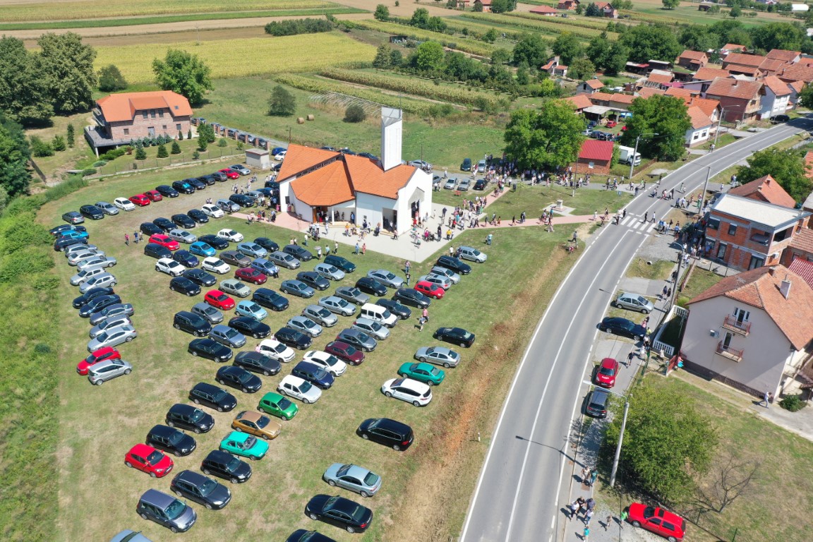Požega.eu | Svečano euharistijsko slavlje i blagoslov automobila u Eminovcima: 