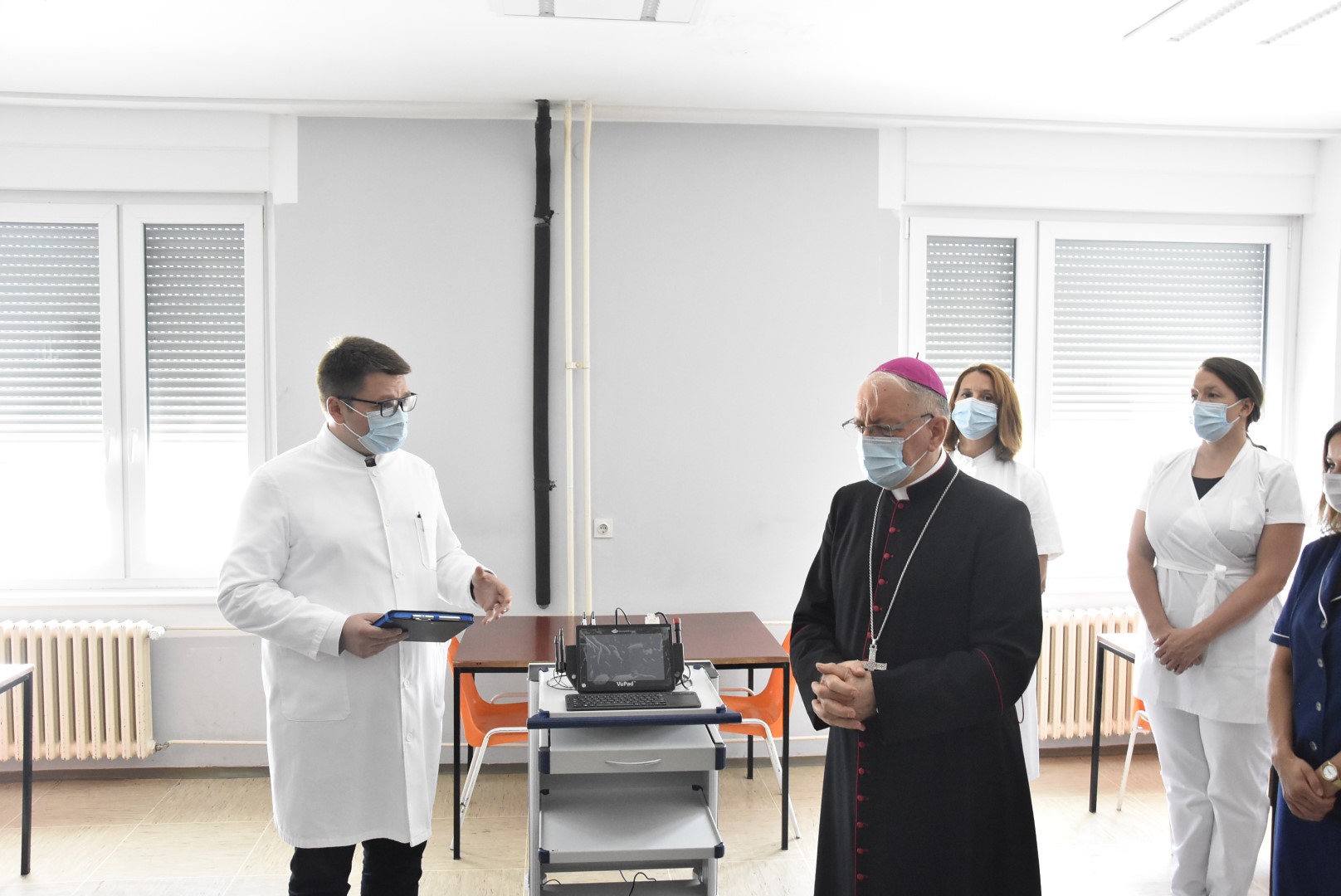 Požega.eu | Vrijedan oftalmološki uređaj Požeška biskupija donirala Općoj županijskoj bolnici Požega /FOTO/