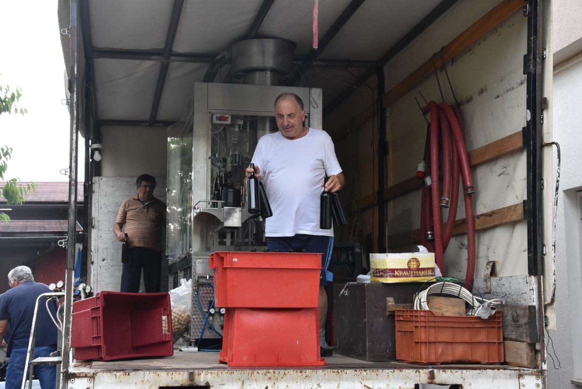 Požega.eu | Graševina u podrumarstvu i vinogradarstvu dr. Branka Mihalja tek nakon dvije godine što je odstajala na talogu završava u buteljama i odlazi na tržište: 