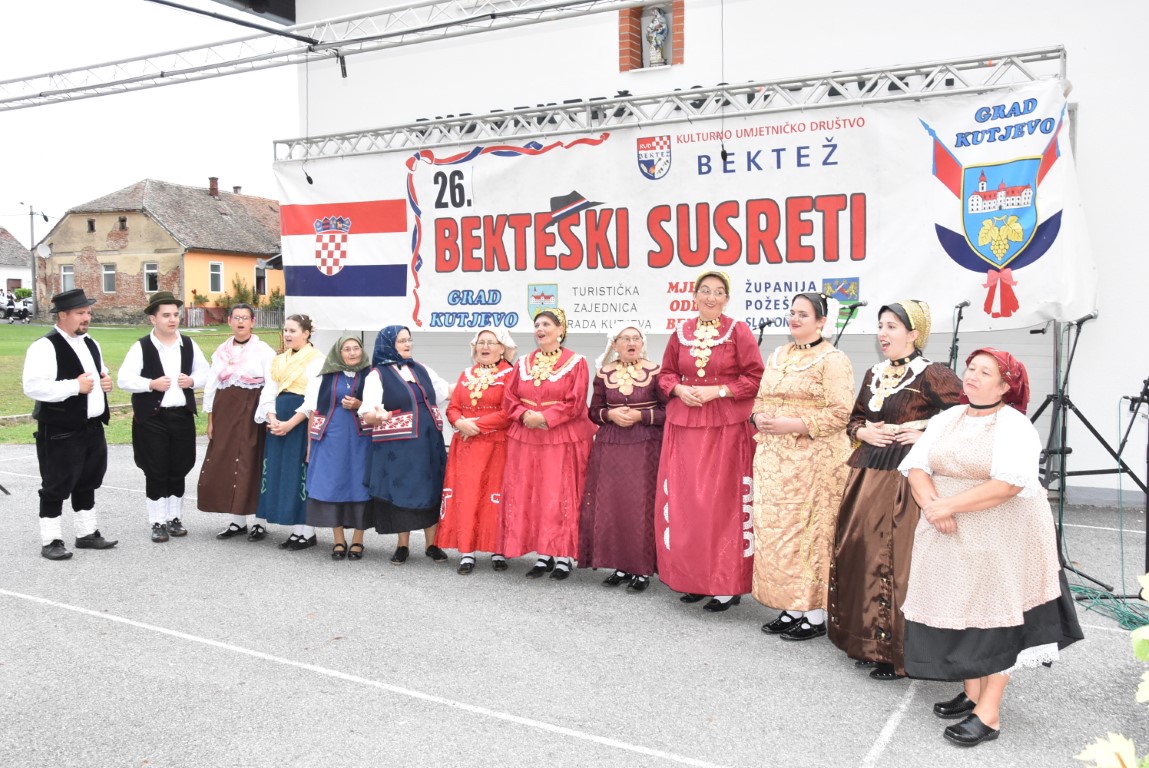Požega.eu | Bogatstvo tradicije i narodnih običaja uprizoreno na 26. Bekteškim susretima /FOTOGALERIJA/