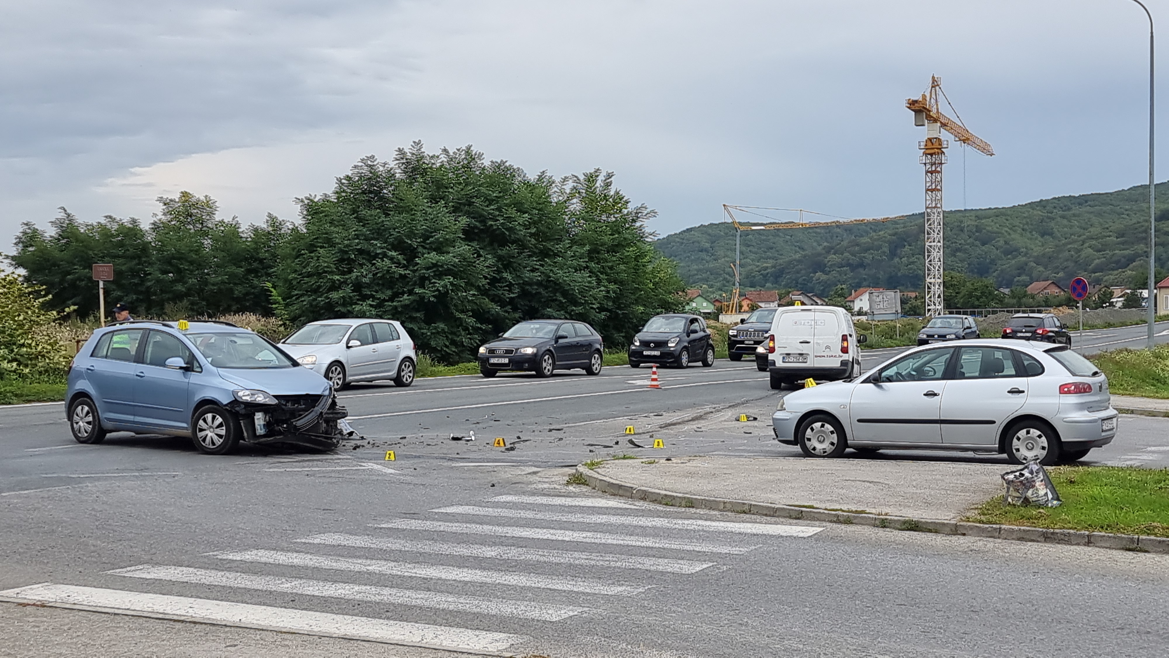 Požega.eu | Sudarila se tri automobila na križanju  Industrijske i Šokačke ulice