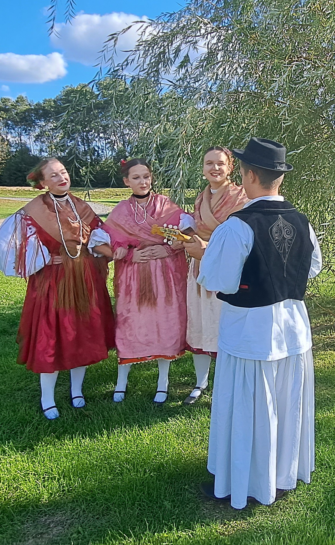 Požega.eu | Na jezeru Zarilac snimanje video spota za pjesmu „Zbog šokačkog kola“ /FOTO/