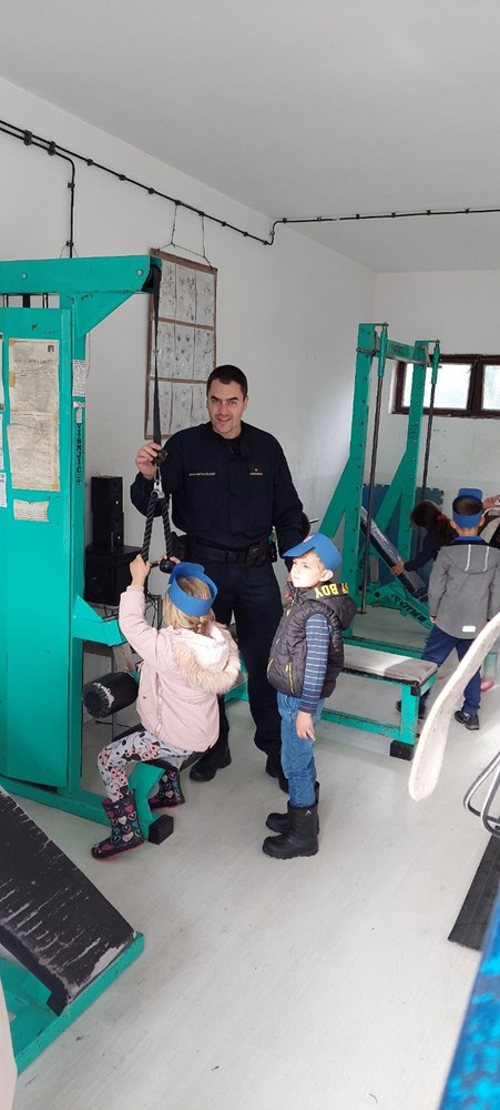 Požega.eu | Djeca iz dječjeg vrtića „Grozdić“ posjetili Interventnu policiju u Kutjevu