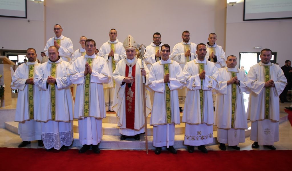 Požega.eu | Nadbiskup Josip Bozanić zaredio 13 đakona među kojima je Pleterničanin Ivan Raljušić