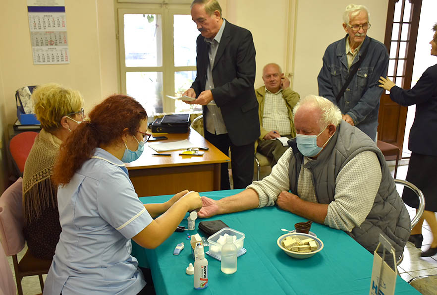 Požega.eu | Umirovljenicima mjerili šećer u krvi i mjerili tlak FOTO