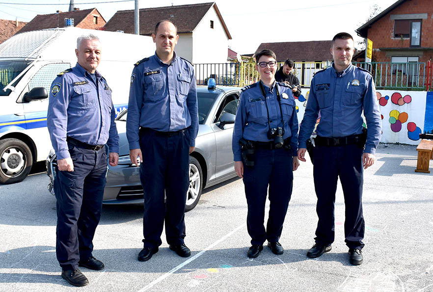 Požega.eu | Jakšićki mališani oduševljeni edukacijom o sigurnosti u cestovnom prometu: Svoj rad prezentirali djelatnici policije, hitne pomoći, auto kluba i vatrogasaca /VIDEO I FOTOGALERIJA/