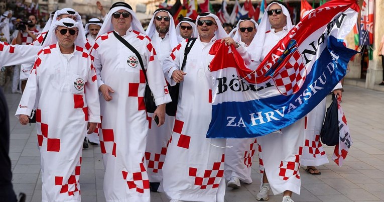 Požega.eu | Šou Hrvata u Kataru. Spojili tradicionalnu katarsku odjeću i crveno-bijele kvadratiće