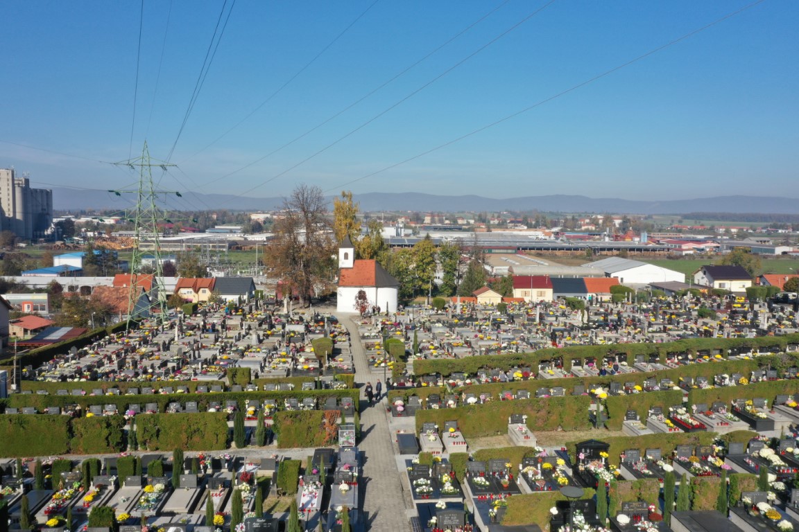 Požega.eu | Gužve na grobljima: Građani posjećuju vječna počivališta svojih najmilijih, donose cvijeće i pale svijeće /FOTOGALERIJA/