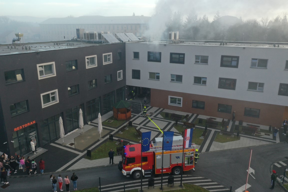 Požega.eu | Vježba evakuacije i spašavanja u Studentskom domu Požega: Vatrogasci na visini zadatka /FOTO-VIDEO/