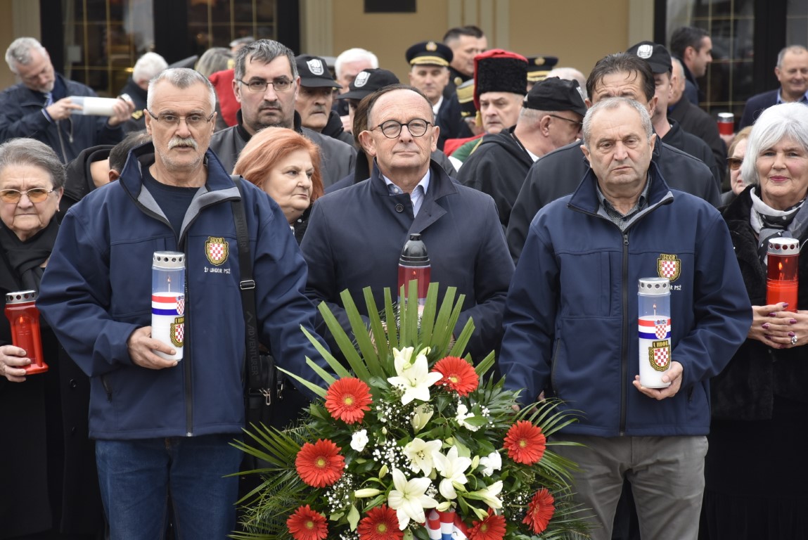 Požega.eu | Uz zahvalu i sjećanje položeni vijenci i zapaljene svijeće u čast žrtvama Vukovara i Škabrnje