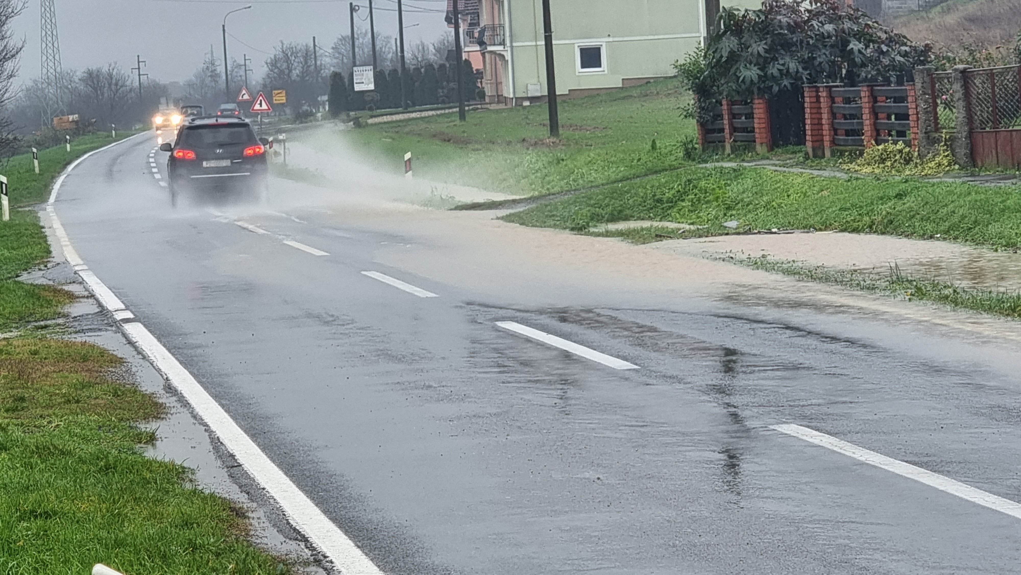 Požega.eu | Poplave na državnoj cesti između Pleternice i Požege: Hoće li zbog nemaran nadležnih biti zatvorena !? [FOTO]