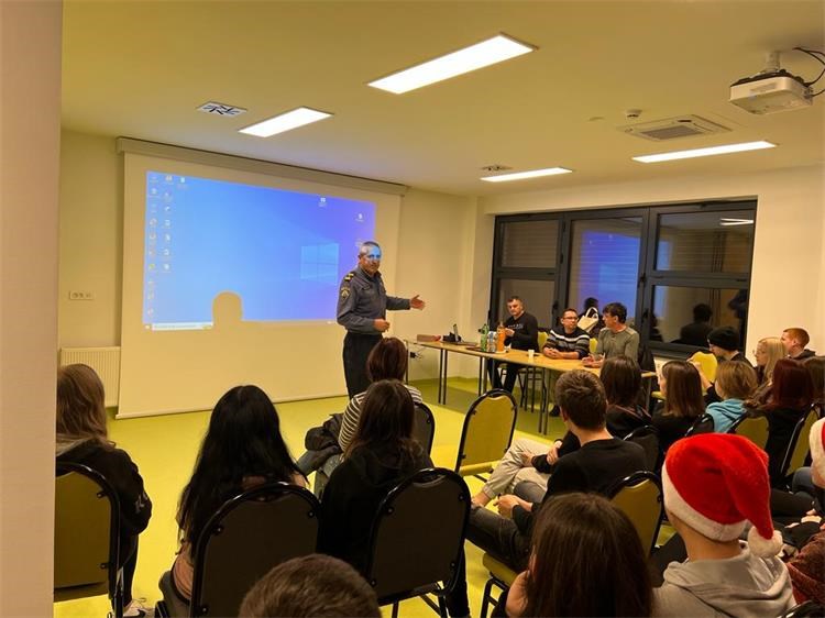 Požega.eu | Povodom Mjeseca borbe protiv ovisnosti u Đačkom domu Požega održano predavanje na temu ovisnosti i njenog suzbijanja kod mladih