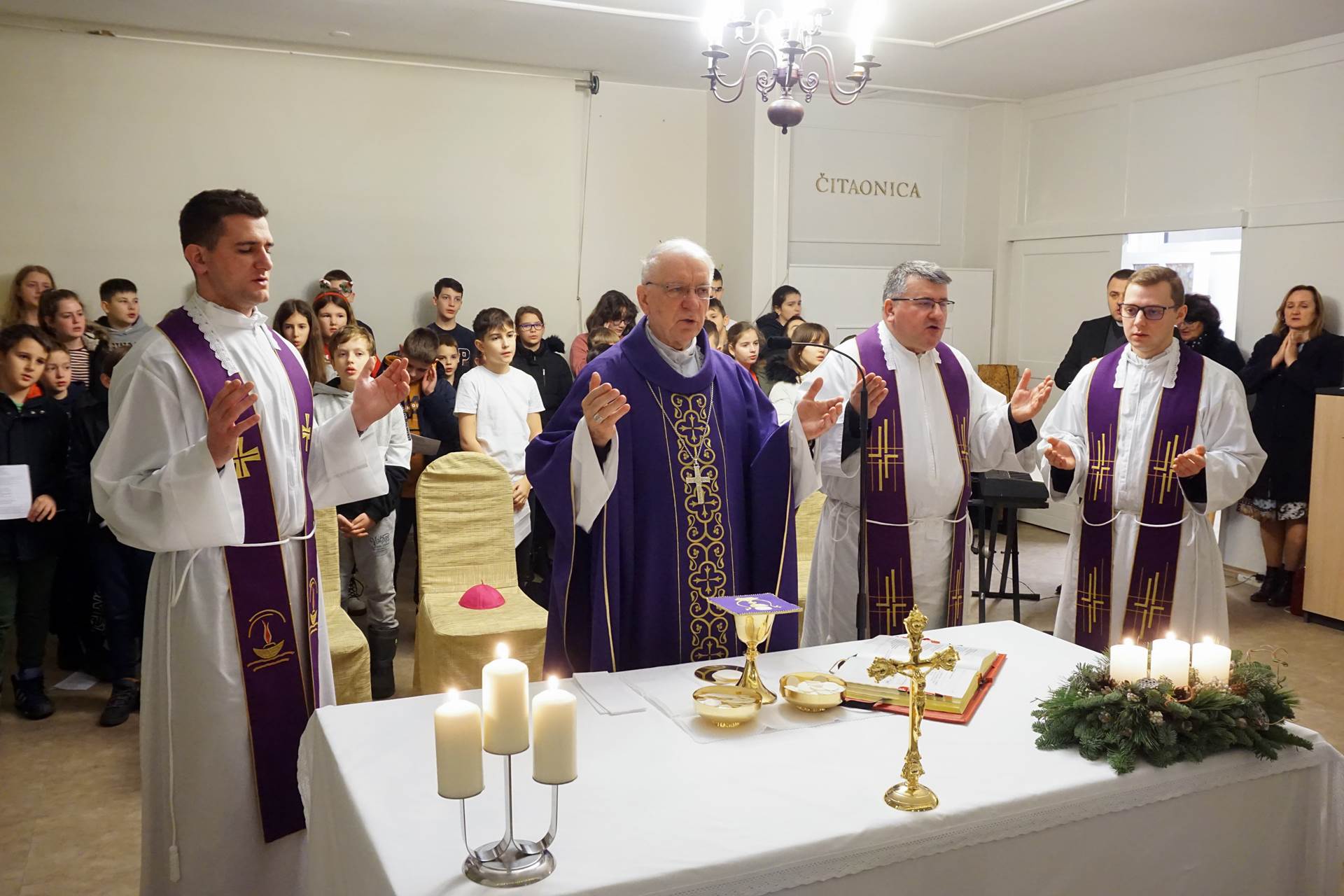 Požega.eu | Biskup Antun Škvorčević pohodio je Dom za stare i nemoćne osobe u Požegi