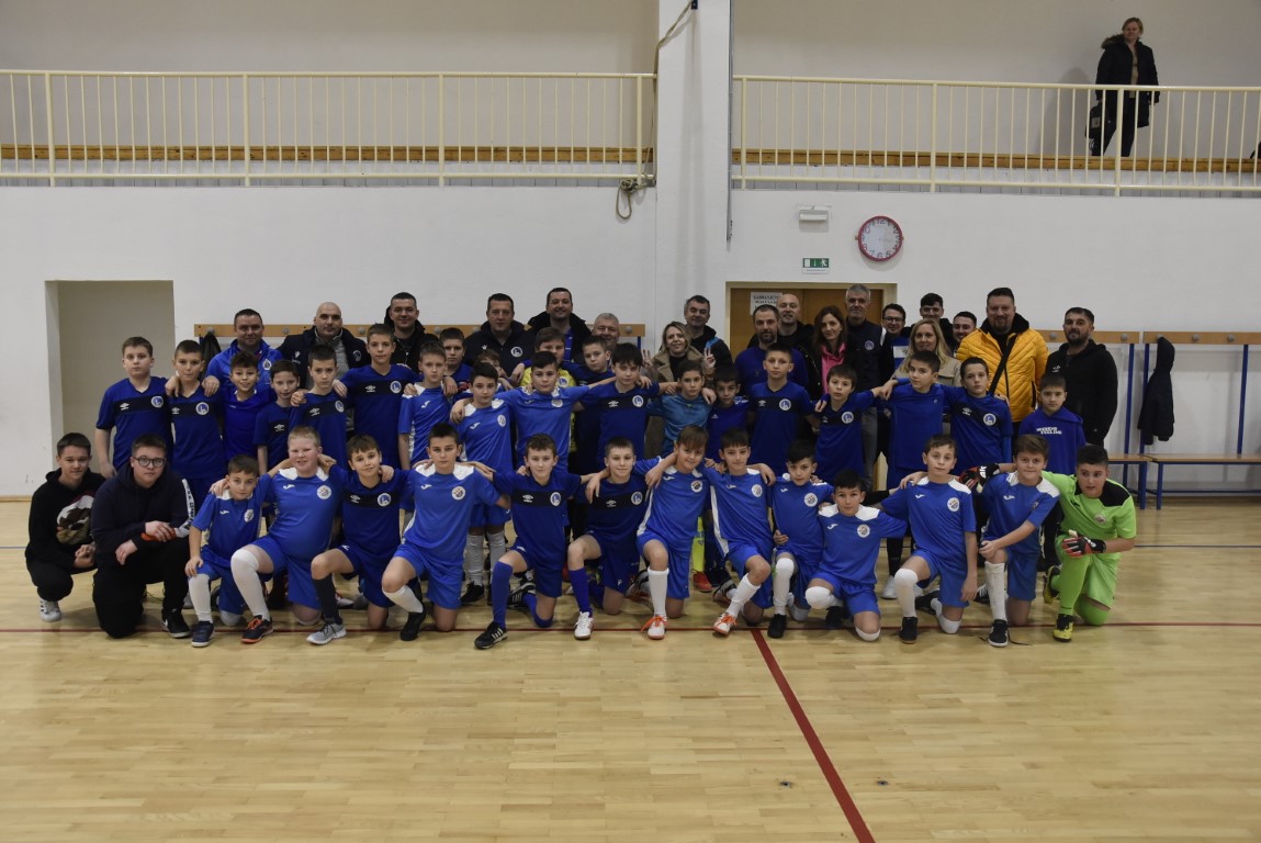 Požega.eu | Gosti iz Dugog Sela uzvratili posjet Rajsavcu: Mali nogometaši pokazali svoja sportska umijeća /FOTO/