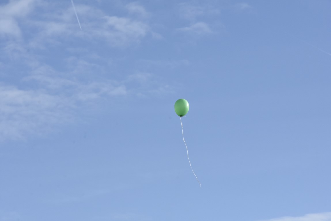 Požega.eu | Pletererničani i njihovi gosti dočekali Novu 2023. godinu na Trgu bećarca uz tamburaše i puštanje balona (FOTO-VIDEO)