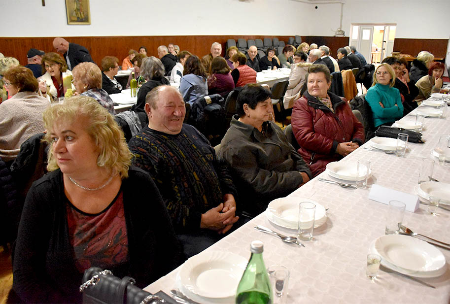 Požega.eu | Stotinjak starih osoba se okupilo uz blagdan svete Lucije, a dvije članice proslavile rođendan