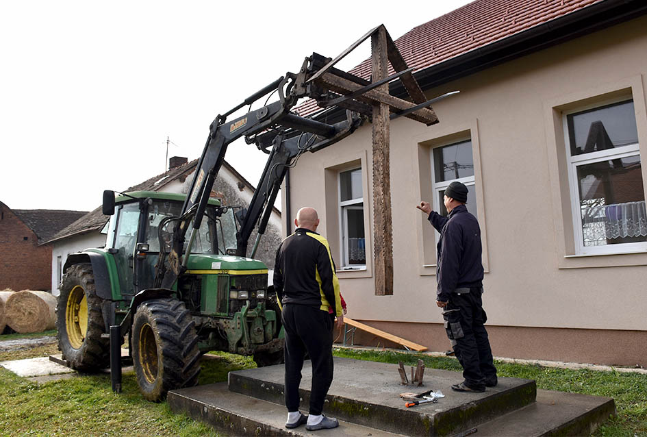Požega.eu | Na inicijativu mještana Oljasa podignut križ u središtu sela /FOTO/