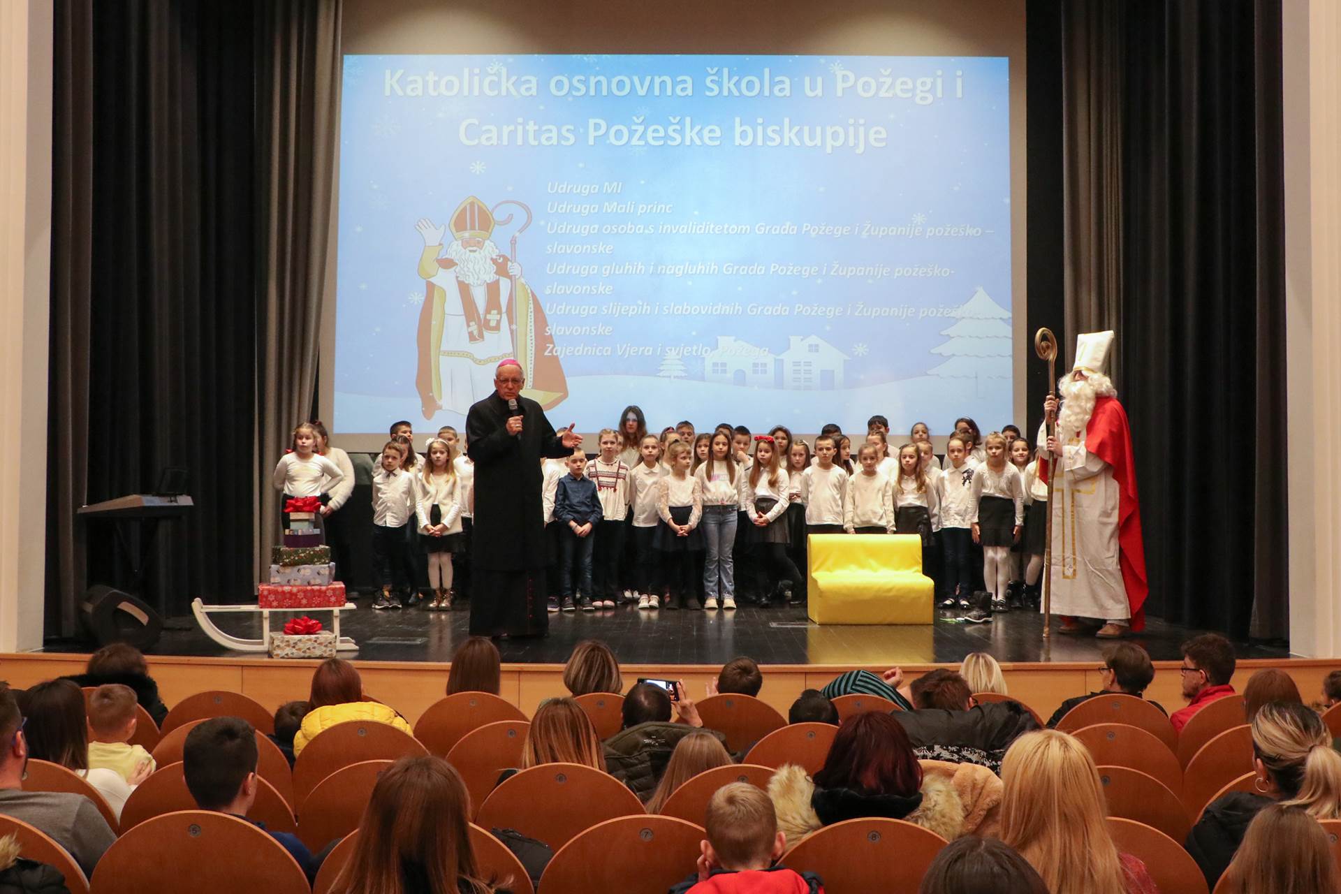 Požega.eu | Biskup Škvorčević na blagdan sv. Nikole s djecom u razvojnim poteškoćama