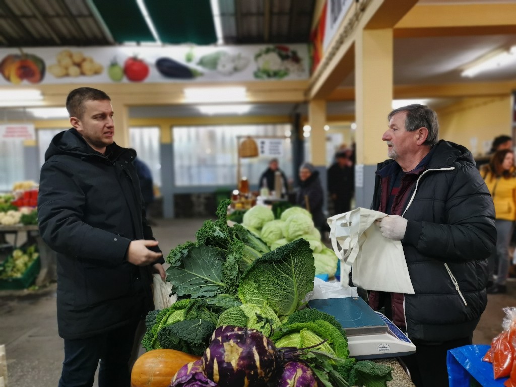 Požega.eu | Tražila se vrećica više: Komunalac zakupcima i kupcima na gradskoj tržnici podijelio platnene vrećice