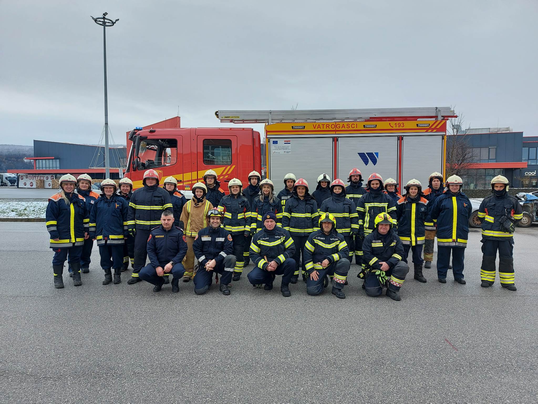 Požega.eu | Obuku za vatrogasce uspješno završila 22 kandidata među kojima 14 žena/FOTO/