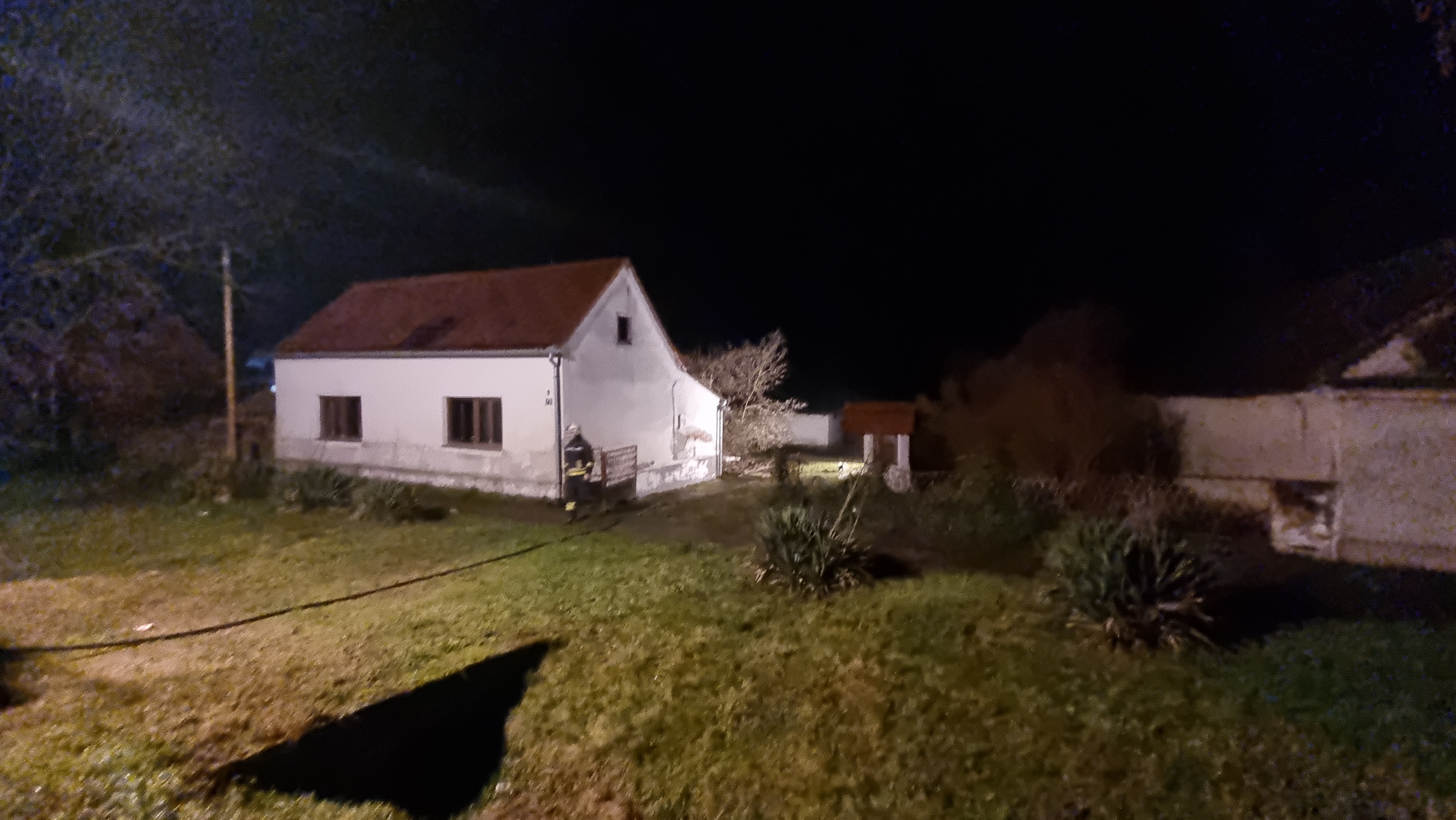 Požega.eu | Izgorjele dvije prostorije i dio krovišta obiteljske kuće u Kuli [FOTO]