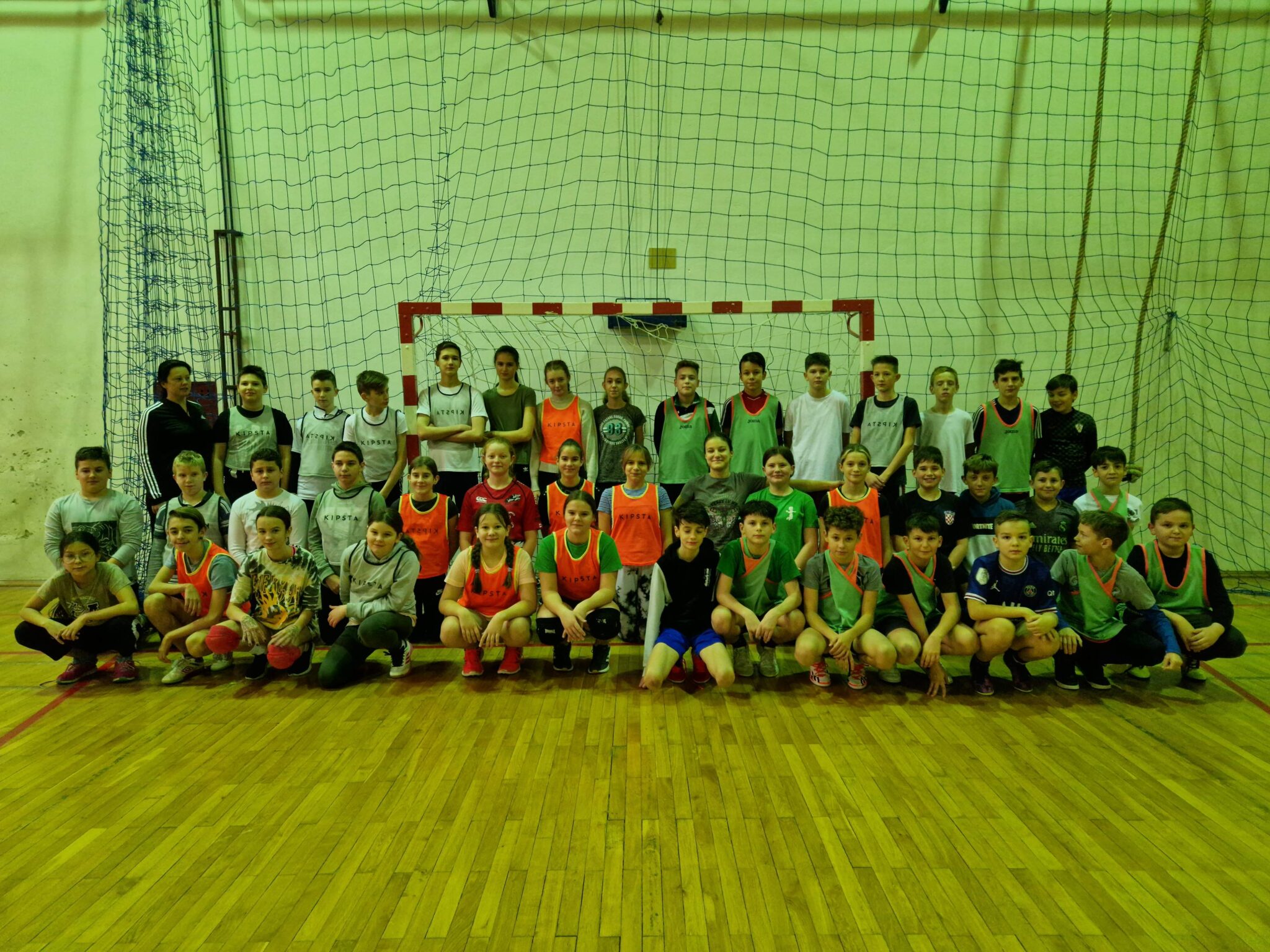 Požega.eu | [FOTO] Druženje mladih rukometaša i nogometaša u Kutjevu