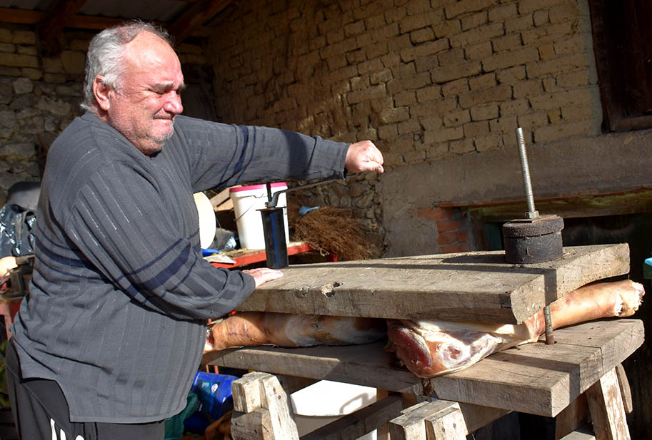 Požega.eu | Neobično toplo vrijeme nepogoduje sušenju mesa [FOTO]