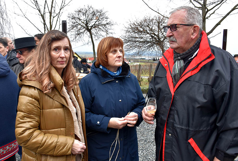 Požega.eu | [FOTOGALERIJA] Simboličnim orezivanjem trsova i blagoslovom najavljen početak radova u vinogradima Vlade Krauthakera u Kutjevu