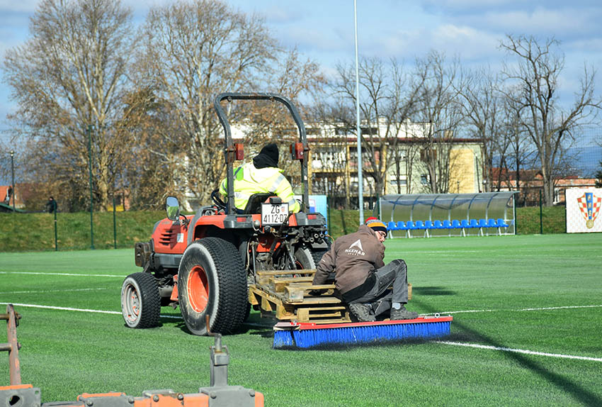 Požega.eu | Požega dobila teren s umjetnom travom na stadionu Nogometnog kluba Slavonije /FOTOGALERIJA/