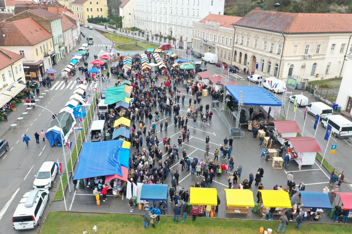 Požega.eu | /FOTOGALERIJA/ Mirisi delicija s požeškog Trga sv. Trojstva primamili mnoge Požežane i njihove goste na središnju manifestaciju “Zeleno-plavo”