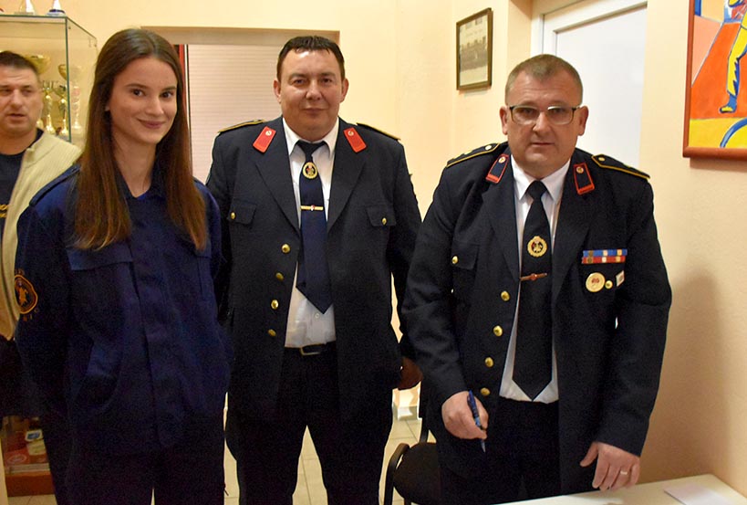 Požega.eu | Brojni jakšićki vatrogasci primili vatrogasne medalje i plamenicu kao priznanja za predan rad /FOTOGALERIJA/