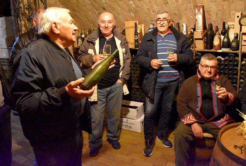 Požega.eu | Dogodilo se nemoguće, kutjevački vinari pili i blagoslovili pivo: 