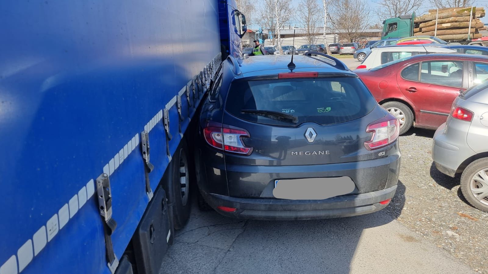 Požega.eu | Renault završio gotovo pod šleperom na ulazu u Spin valis [FOTO]