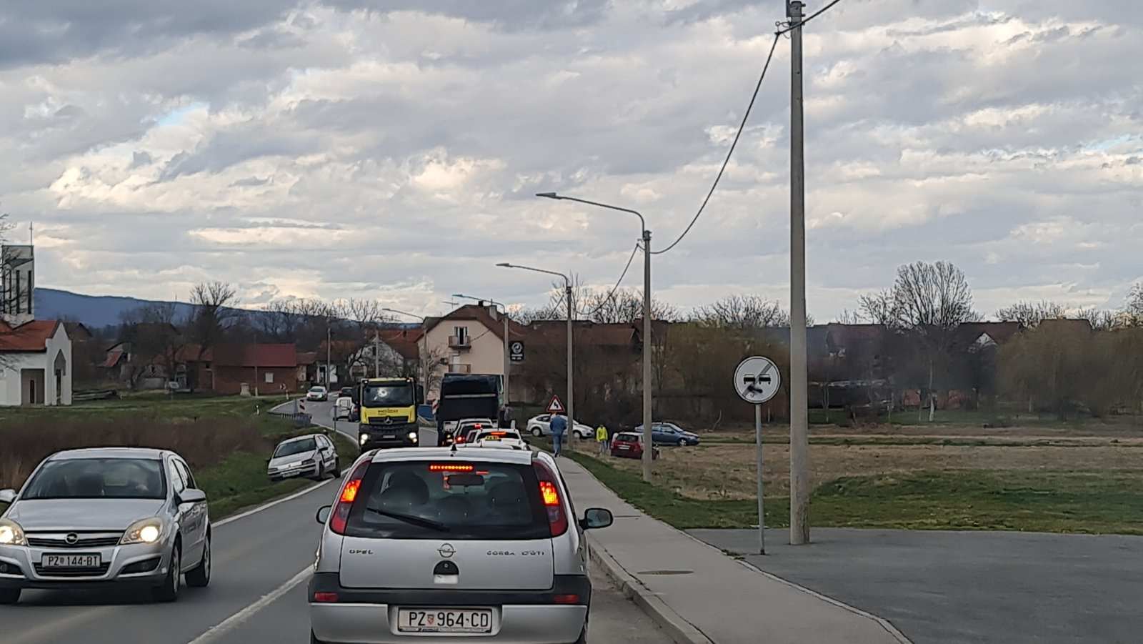 Požega.eu | Sudar tri osobna automobila u Eminovcima: Dvije osobe prevezene u bolnicu
