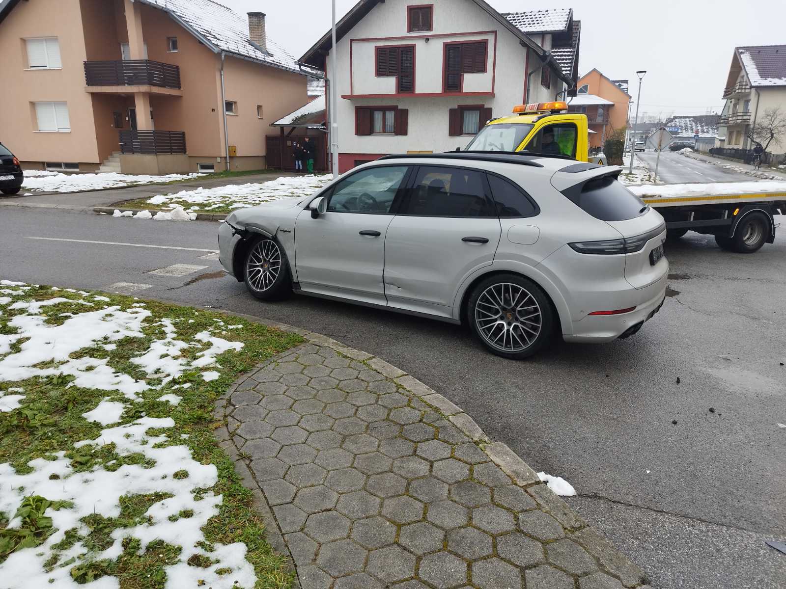 Požega.eu | Prometna nesreća u Požegi:  Prednost prolaska Porsche oduzeo Renaultu