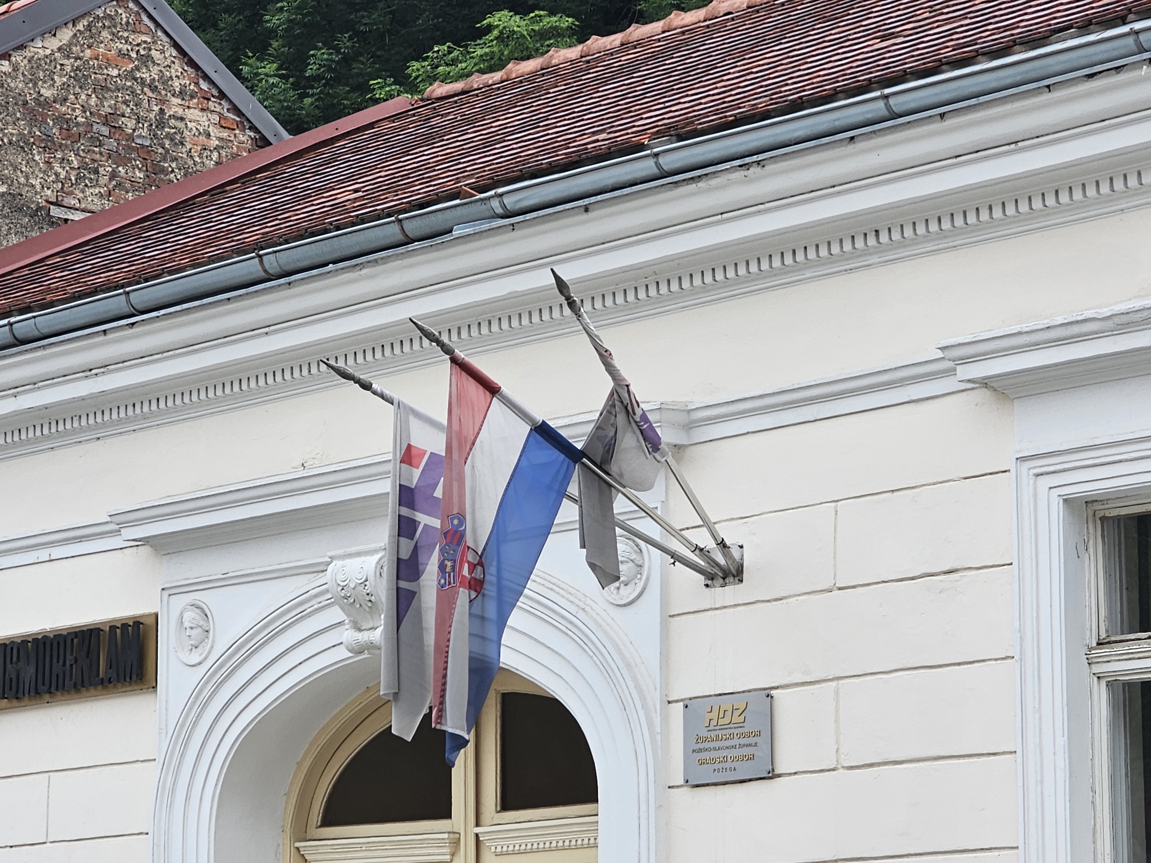Požega.eu | Zar će ovakve zastave na zgradi HDZ-a dočekati Dan državnosti!!!??? /FOTO/