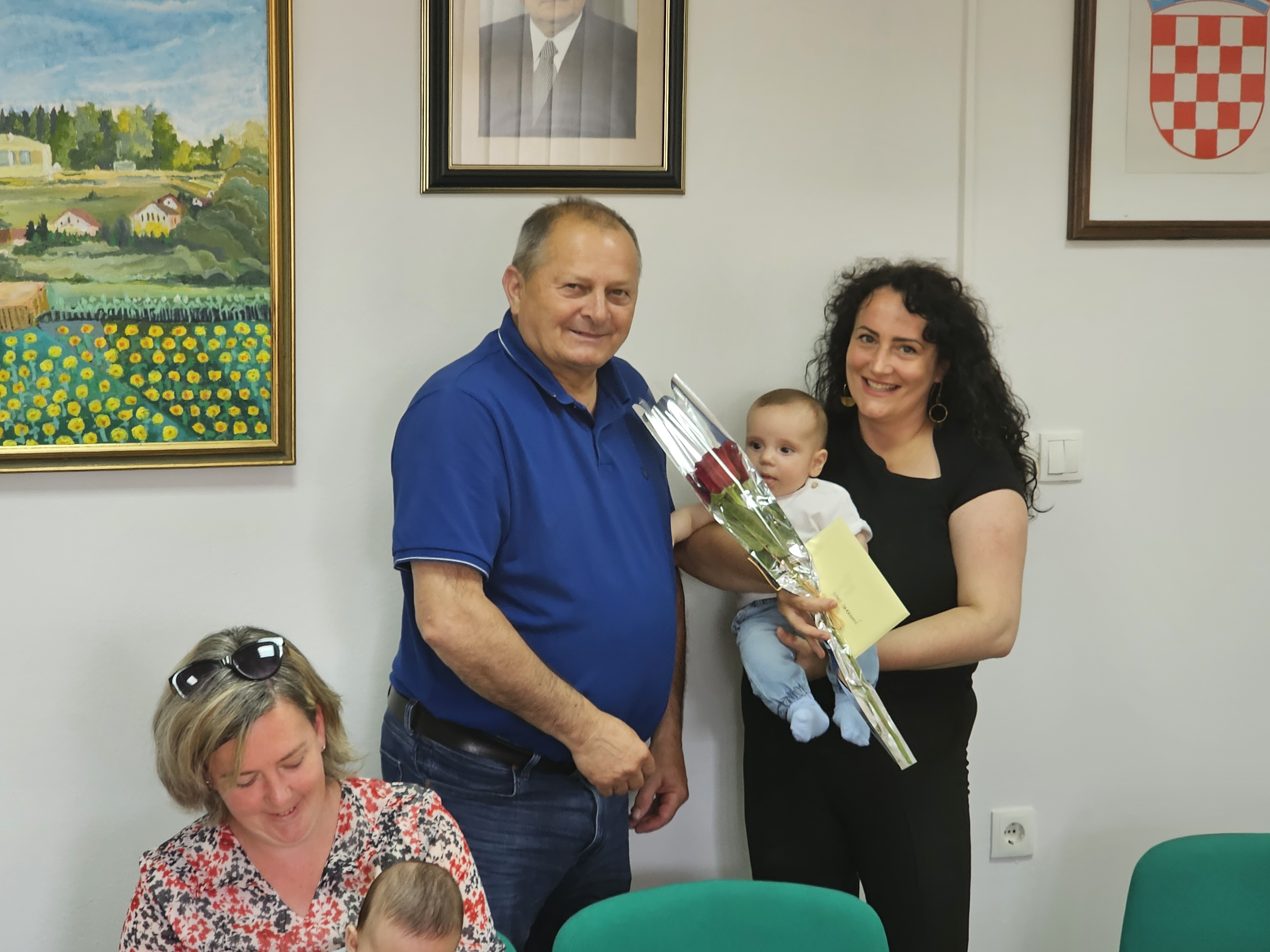 Požega.eu | Načelnik općine Jakšić darivao najmlađe sumještane i njihove roditelje /FOTO/