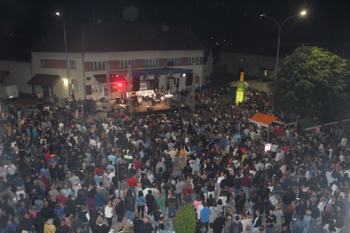 Požega.eu | /FOTOGALERIJA/ Uz nezaboravan koncert Harisa Džinovića u Kutjevu održane i zanimljive manifestacije koje su privukle broju publiku