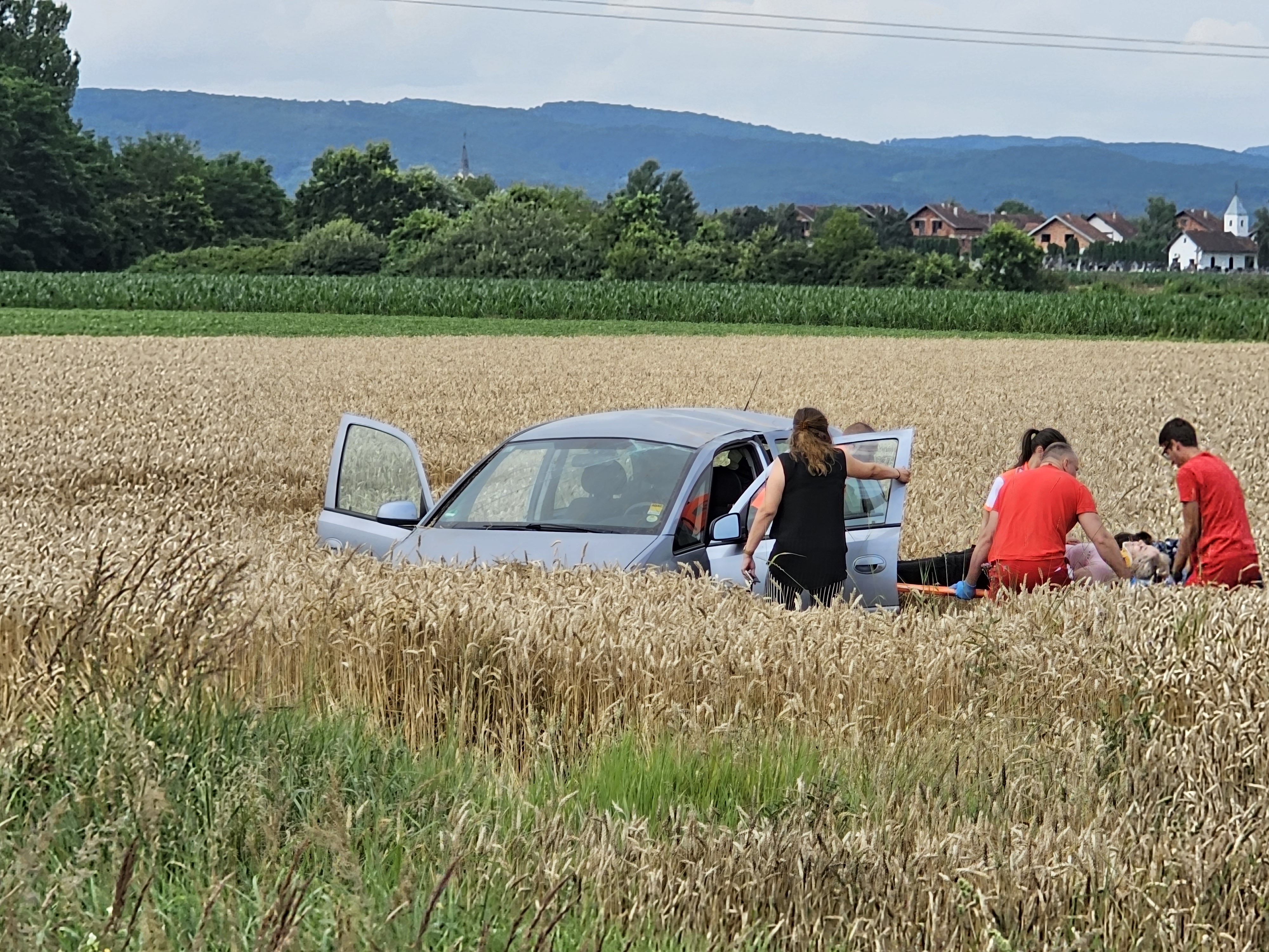 Požega.eu | Osobnim vozilom sletjela u polje kod Jakšića[ FOTO]