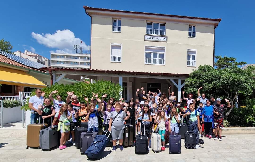Požega.eu | Prva skupina učenika stigla na ljetovanje u Bašku!